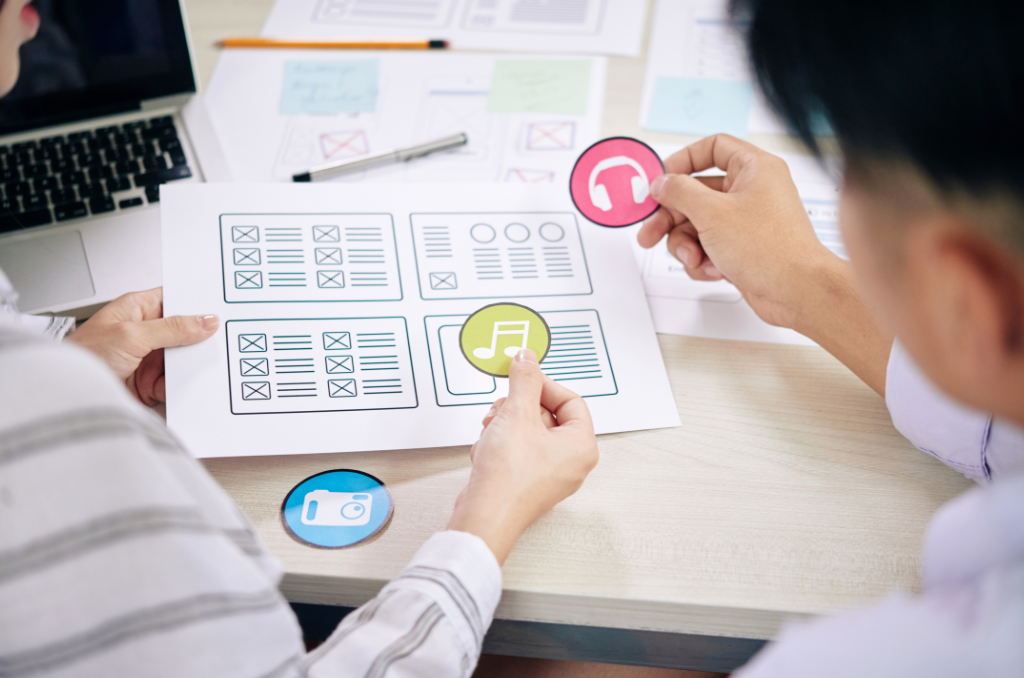 equipo optimizando sitio web según Auditoría SEO