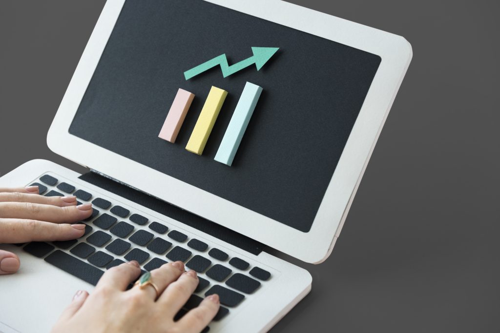 Computador con gráfico de aumento de tráfico web